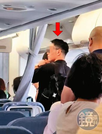 新歡伴飛喜復工／松山機場捕獲零偽裝蕭亞軒　高壯鮮肉伴飛上海