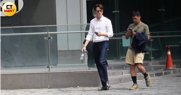 貼心獻帽1／劉書宏新歡曝光！護愛席惟倫「大街狂吸」超曖昧