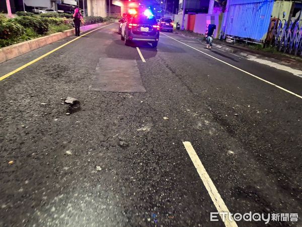 ▲高雄大寮騎士輾過水泥塊自摔，命危送醫搶救中。（圖／記者賴文萱翻攝，下同）