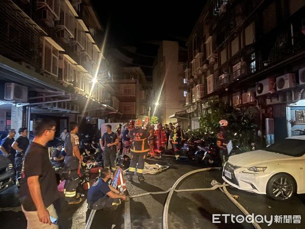 ▲板橋民宅凌晨大火7人送醫，其中8歲童、16歲少年意識不清。（圖／記者陳以昇翻攝，下同）