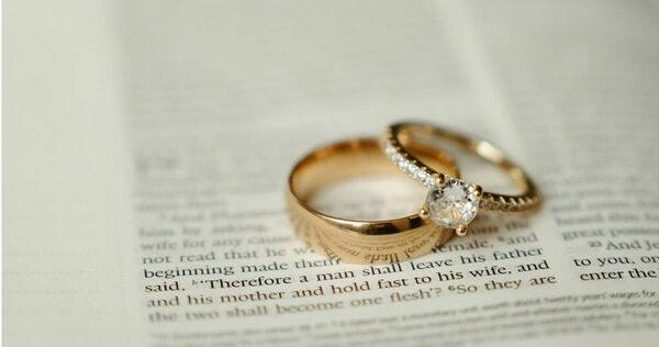 男翻18噸垃圾奇蹟尋回婚戒　妻感動落淚：感情更牢固了