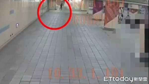 ▲▼19歲女大生在板橋捷運站聯通道內練舞，遭35歲男持滅火器狂噴。（圖／記者陳以昇翻攝，下同）