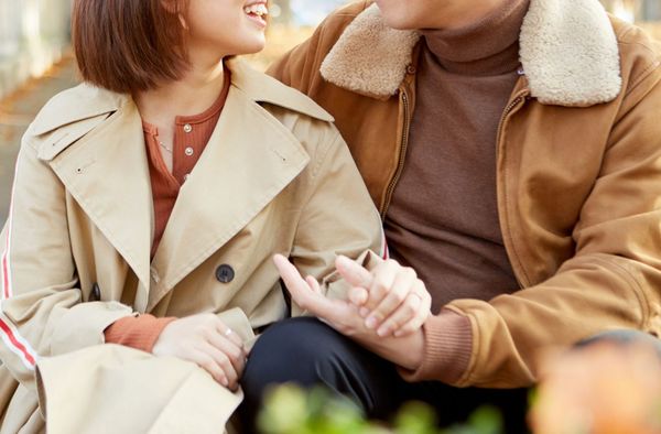 一名空軍軍官與人妻儘管被揭發外遇，導致被迫退伍，依然甜蜜牽手環島旅行。（示意圖，photoAC）