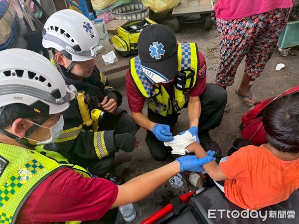 ▲龍泉消防分隊救護5歲男童。（圖／記者陳崑福翻攝）