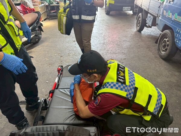 ▲龍泉消防分隊救護5歲男童。（圖／記者陳崑福翻攝）