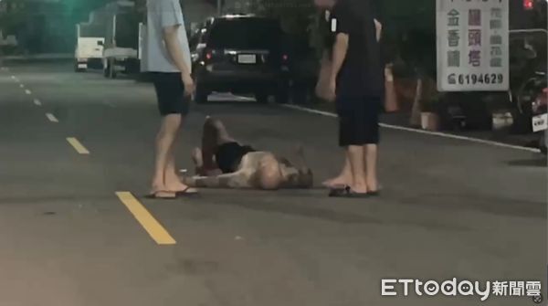 ▲高雄梓官街頭暴力，一名男子腿部濺血送醫            。（圖／記者吳奕靖翻攝）