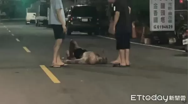 ▲高雄梓官街頭暴力，一名男子腿部濺血送醫            。（圖／記者吳奕靖翻攝）