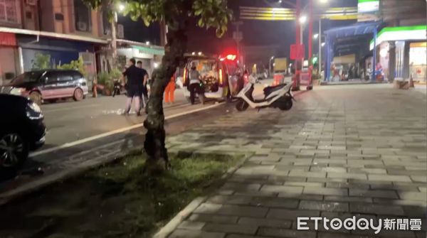 ▲受傷男子被送上救護車            。（圖／記者吳奕靖翻攝）