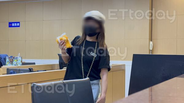 ▲▼             新加坡籍劉姓女粉絲因違反保護令，與藝人曹雅雯發生拉扯被逮。（圖／記者劉昌松攝）