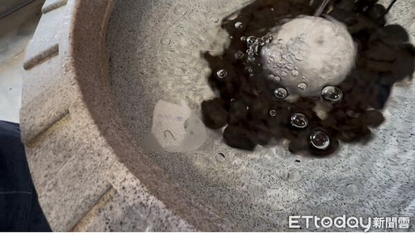 ▲山上花園水道博物館推出「淨水送孽緣」，讓民眾把感情阻礙拋入水中消弭。（記者林東良翻攝，下同）