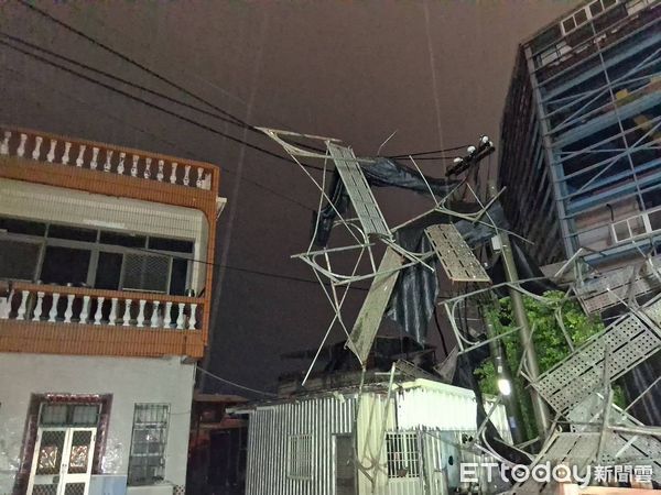 ▲▼高雄恐怖大雷雨！旗津造船廠5層樓鷹架倒塌壓毀電桿　畫面曝光。（圖／記者賴文萱翻攝）