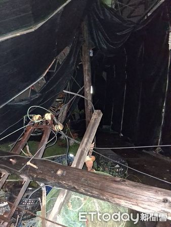 ▲▼高雄恐怖大雷雨！旗津造船廠5層樓鷹架倒塌壓毀電桿　畫面曝光。（圖／記者賴文萱翻攝）