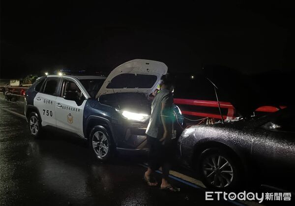 ▲內埔警方萬巒大橋自小客車救援。（圖／記者陳崑福翻攝）