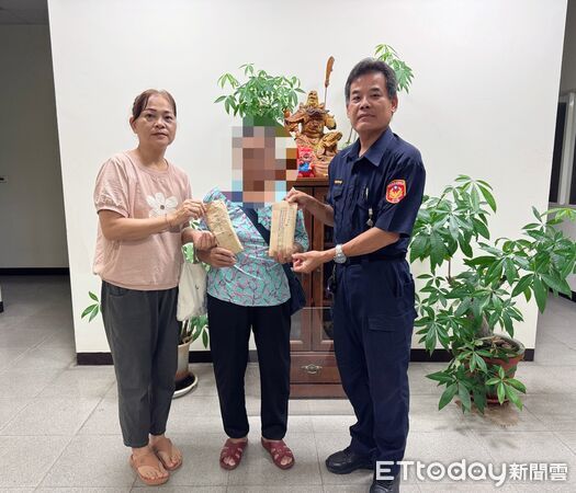 ▲東海派出所所長藍清輝將善款交給潘家。（圖／記者陳崑福翻攝）
