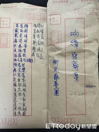 ▲東海派出所所長藍清輝將善款交給潘家。（圖／記者陳崑福翻攝）