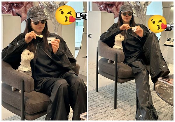王祖賢穿著勁裝，在店裡吃冰淇淋，愛犬「智悟」眼巴巴望著，相當可愛。（翻攝小紅書）