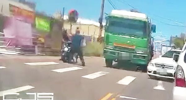 ▲網友在臉書《爆料公社公開版》上傳8月25日上午在觀音區福祥街路口處遭大貨車逼車，騎士按喇叭示警，大貨車駕駛竟在騎士妻小前徒手爆打騎士。（圖／翻攝自《爆料公社公開版》）