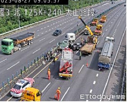 ▲國道3號苗栗後龍路段，今上午發生3車連環碰撞事故，造成4人輕重傷送醫。（圖／記者楊永盛翻攝）