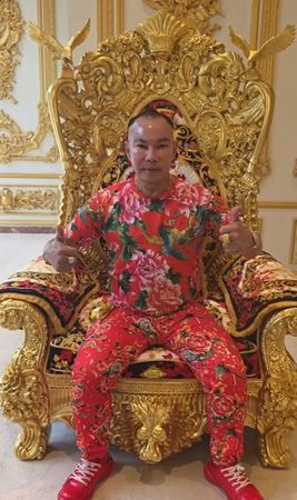 胡漢龑坐在霸氣的金色座椅拍照。（翻攝臉書粉專@翻攝啟德機械起重工程-股公司）