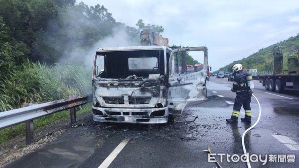▲▼             國3名間路段今早發生火燒車意外。（圖／記者高堂堯翻攝，下同）