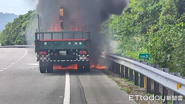 ▲▼             國3名間路段今早發生火燒車意外。（圖／記者高堂堯翻攝，下同）