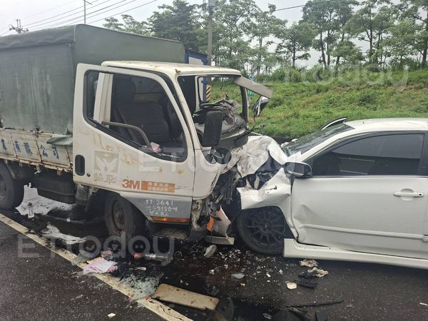 ▲河堤路發生嚴重車禍，一輛轎車的車頭已經潰縮一半             。（圖／記者吳奕靖翻攝）