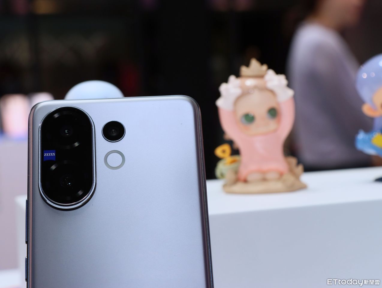 ▲▼      vivo收購手機vivo V60       。（圖／記者蘇晟彥攝）