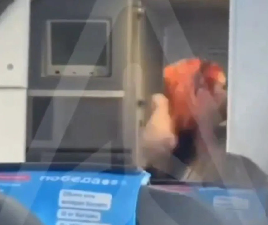 ▲▼俄紅髮女「被禁用手機」暴走！狂毆2空姐　秒被制伏綁座位。（圖／翻攝自X）