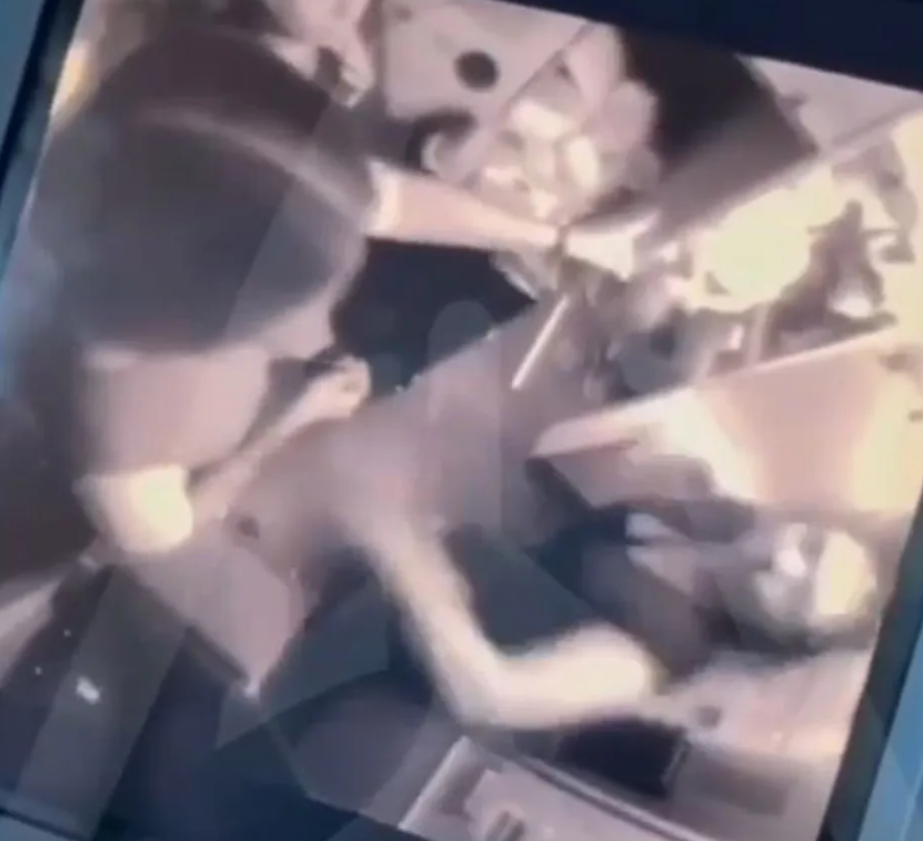 ▲▼俄紅髮女「被禁用手機」暴走！狂毆2空姐　秒被制伏綁座位。（圖／翻攝自X）