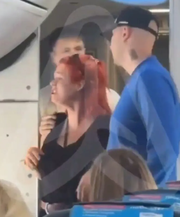 ▲▼俄紅髮女「被禁用手機」暴走！狂毆2空姐　秒被制伏綁座位。（圖／翻攝自X）