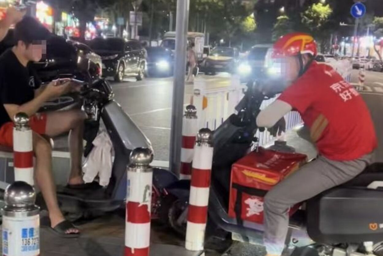 ▲廣東惠州兩名騎電動車的男子在路上互不相讓，從白天僵持到黑夜。（圖／翻攝大風新聞）