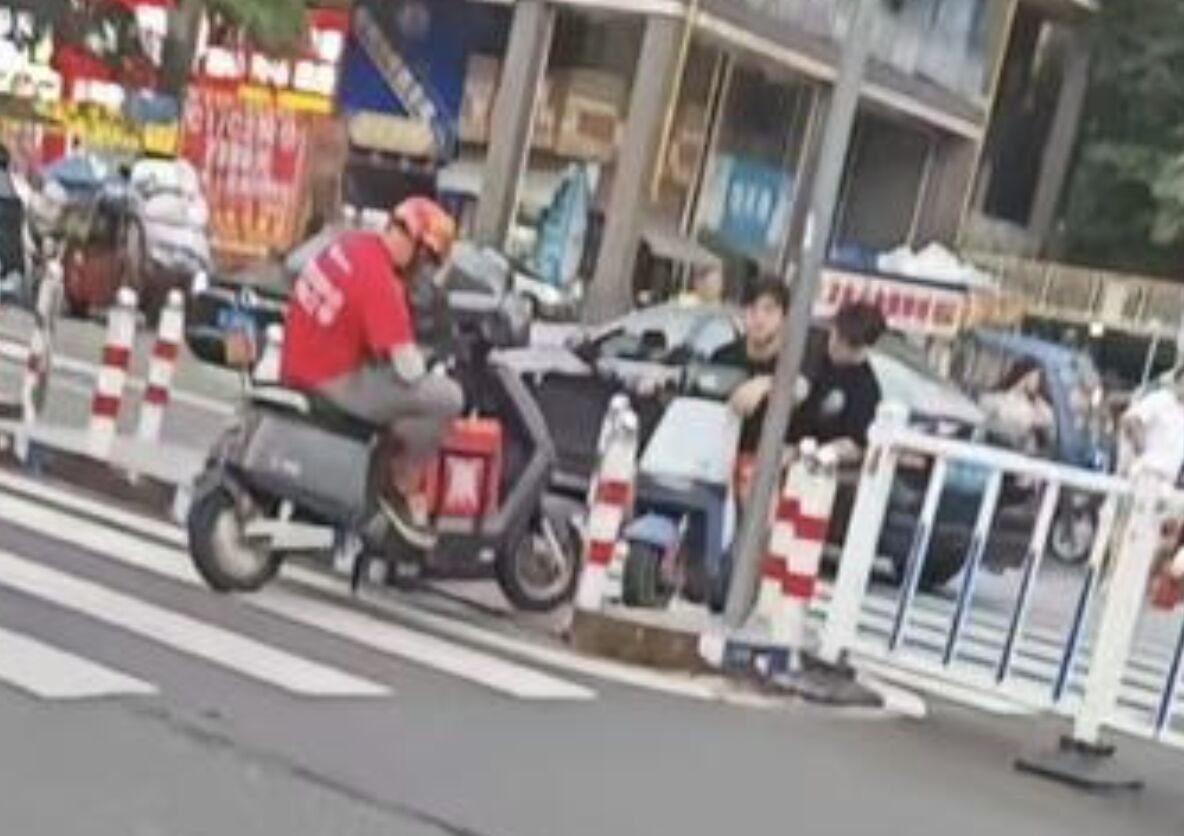 ▲廣東惠州兩名騎電動車的男子在路上互不相讓，從白天僵持到黑夜。（圖／翻攝大風新聞）