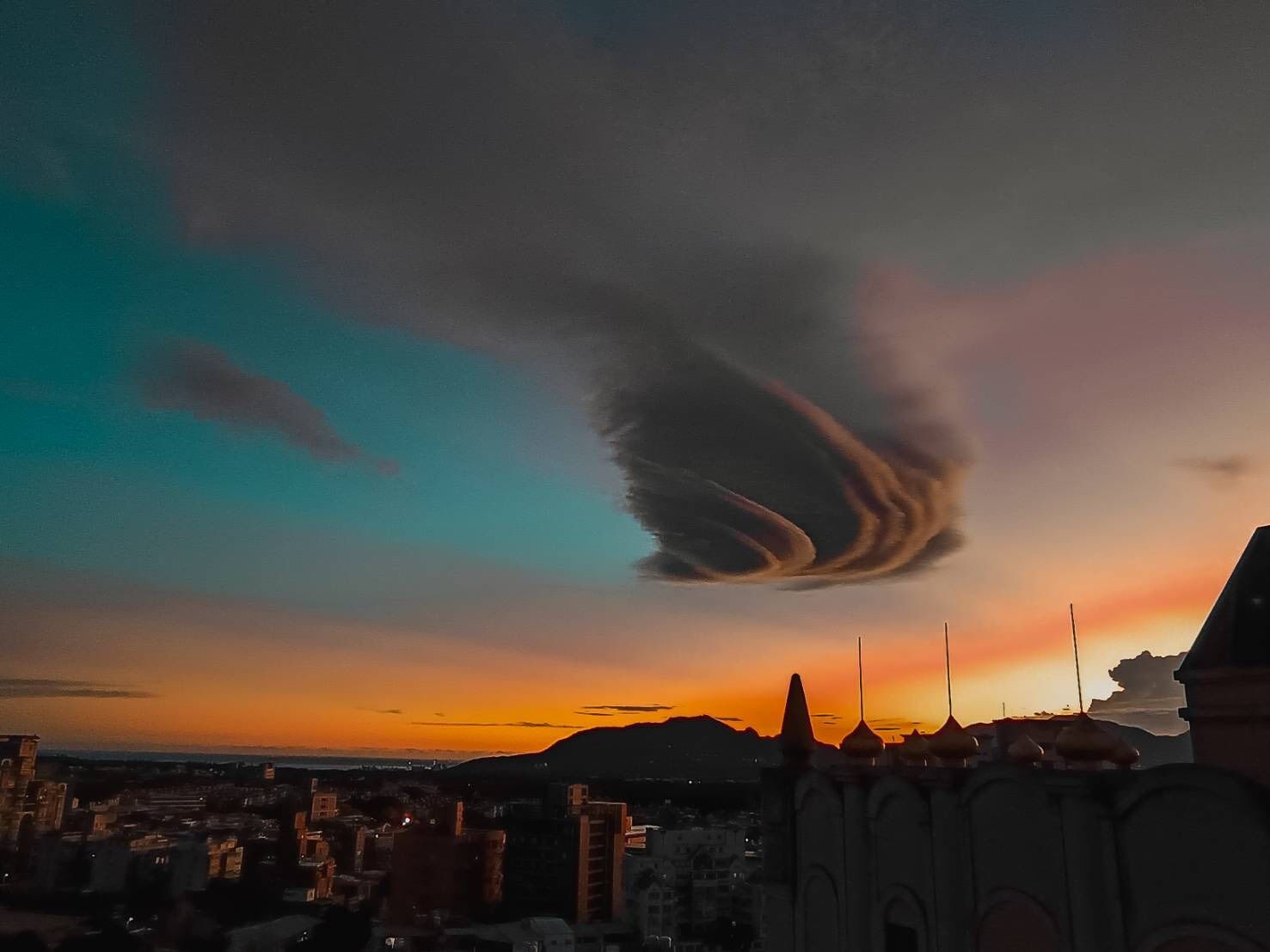 ▲▼大台北莢狀雲、飛碟雲、地震雲。（圖／翻攝林口大家族臉書社團）