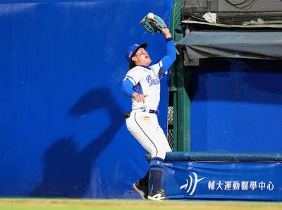 門沒關送壘包 張育成追球誤踩死球區苦笑:靠不住、靠不住啊!