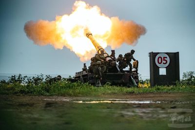 26門重砲保養射擊 官兵雨中勤練戰技