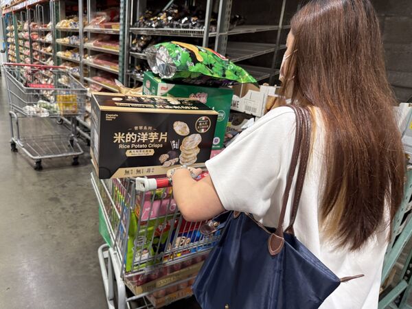 ▲▼好市多中元節採買情況，民眾購物車堆超高。（圖／翻攝自臉書社團「Costco好市多 商品經驗老實說」）