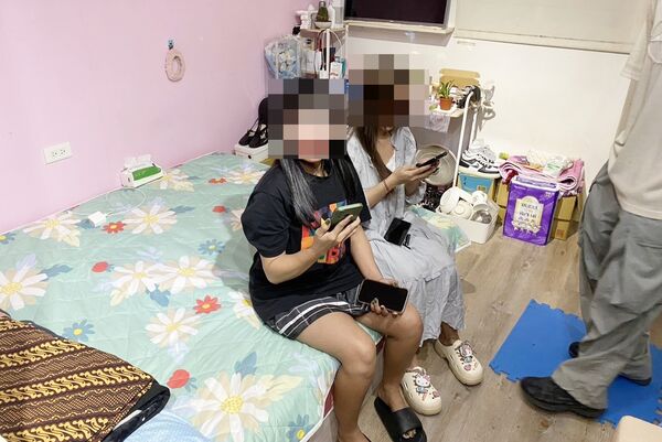 ▲中壢警方本月25日晚間在長沙路某大樓查獲「一樓一鳳」個人工作室，當場查獲從事色情應召之外籍女子。（圖／中壢警方提供）