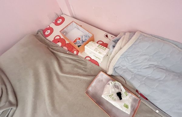 ▲中壢警方本月25日晚間在長沙路某大樓查獲「一樓一鳳」個人工作室，房間內查獲保險套與衛生紙等證物。（圖／中壢警方提供）