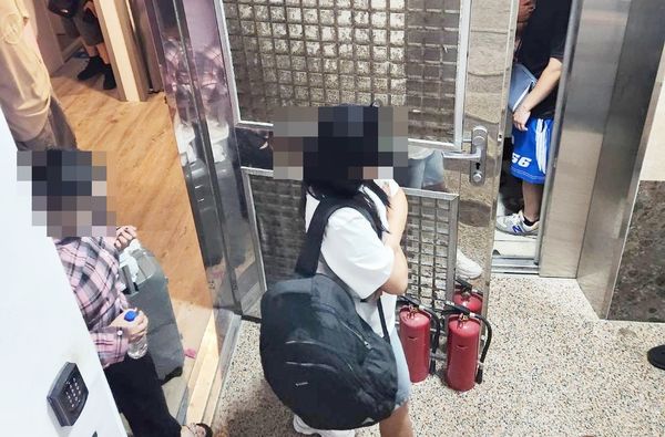 ▲中壢警方查獲色情應召，將外籍女子等人帶回警局偵訊。（圖／中壢警方提供）