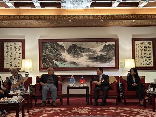 ▲▼外交部常務次長葛葆萱（右二）代表我國政府歡迎吐國國會議長伊塔雷理（左二）率團訪台。（圖／外交部提供）