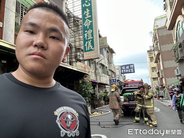 ▲台南市南區國民路清晨傳出住宅火警，休假消防員張康群英勇衝火場救鄰居。（圖／記者林東良翻攝，下同）