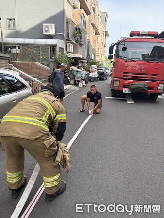 ▲台南市南區國民路清晨傳出住宅火警，休假消防員張康群英勇衝火場救鄰居。（圖／記者林東良翻攝，下同）