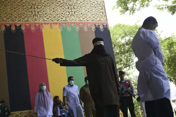 ▲▼ 印尼亞齊省26日兩名年僅20、21歲的男子遭公開鞭刑。（圖／達志影像／美聯社）