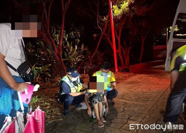 ▲失智婦人深夜倒臥樹叢警方急救援。（圖／記者楊晨東翻攝）