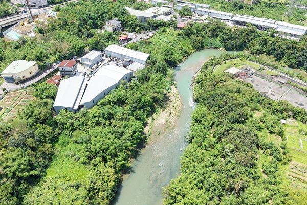 ▲桃園地檢署指揮廉政署、保七總隊與桃園市環保局等單位偵辦桃園市某環保公司子公司位於景美溪上游設立非法報廢食藥品廢棄物處理場。（圖／桃園地檢署提供）