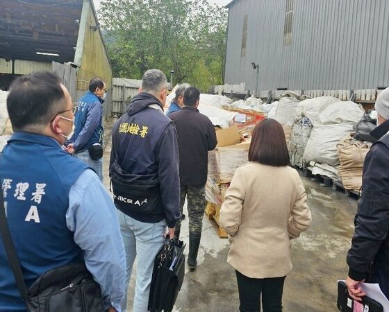▲桃園地檢署檢察官會同廉政署、保七總隊與桃園市環保局等單位偵至新北市深坑區非法報廢食藥品廢棄物處理場勘驗。（圖／桃園地檢署提供）