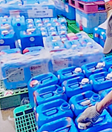 ▲桃園地檢署檢察官等專案小組至新北市深坑區非法報廢食藥品廢棄物勘驗報廢洗滌藥劑等證物。（圖／桃園地檢署提供）