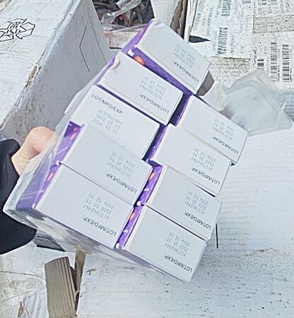 ▲桃園地檢署檢察官等專案小組至新北市深坑區非法報廢食藥品廢棄物勘驗報廢疫苗等證物。（圖／桃園地檢署提供）