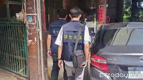 ▲刑事局幹員逮捕涉案洪姓車手頭。（圖／記者張君豪翻攝）