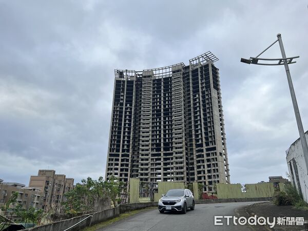 ▲▼        小坪頂爛尾     。（圖／記者項瀚攝）